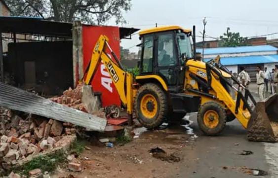 सूरजपुर हत्याकांड के मुख्य आरोपी कुलदीप साहू के मकान पर चला बुलडोजर, अब तक दो गोदाम और दो घर ध्वस्त