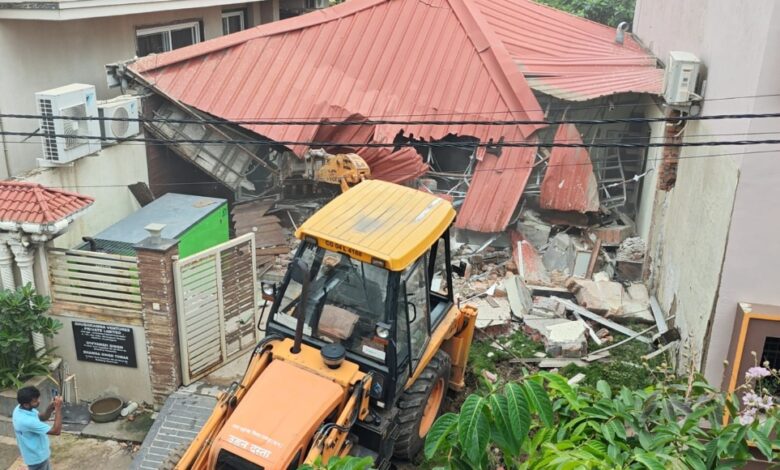 सुदखोरो के साम्राज्य पर सुशासन का बुलडोजर चला -फरार हिस्ट्रीशिटर तोमर बंधुओ के घर मे बने ऑफिस पर चला बुलडोजर, लगातार अवैध गतिविधियों, कार्यों से जुड़े हुए तोमर बंधुओ पर सरकार की कार्यवाही,