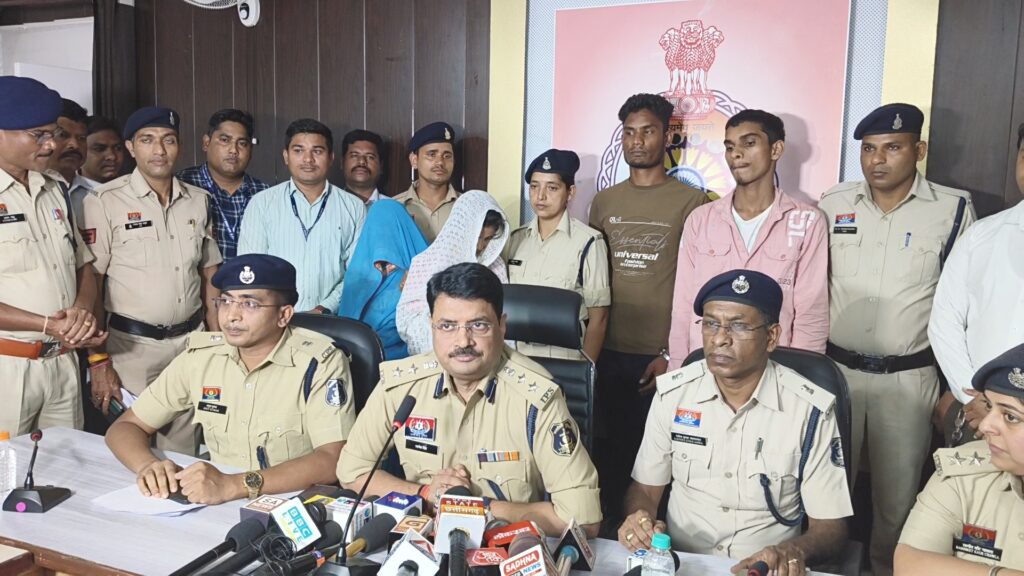 उलझें हुए ब्लाइंड मर्डर को बिलासपुर पुलिस,ACCU ने सुलझाया, आरोपी&nbsp; गिरफ्तार,100 से ज्यादा CCTV फुटेज खंगाले, तब मिला हत्यारो का सुराग, पत्नि और सास, मित्र ही निकले हत्यारे