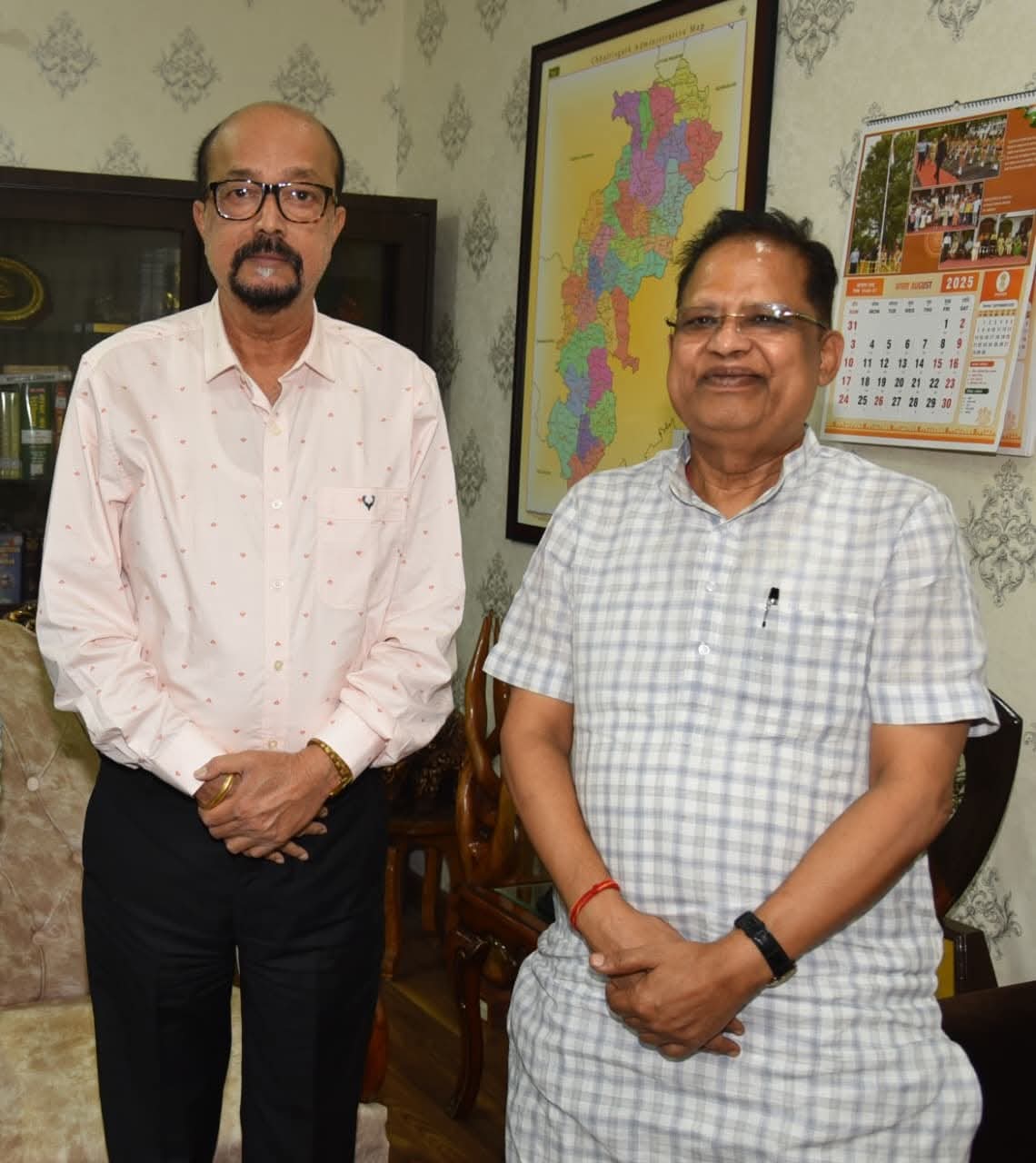 कैबिनेट विस्तार ब्रेकिंग -बिलासपुर विधायक अमर अग्रवाल और रायपुर उत्तर विधायक पुरन्दर मिश्रा  ने की राज्यपाल से मुलाक़ात, विधानसभा अध्यक्ष डॉ रमन सिंह दिल्ली रवाना, 21 अगस्त को शपथ ले सकते है 3 मंत्री