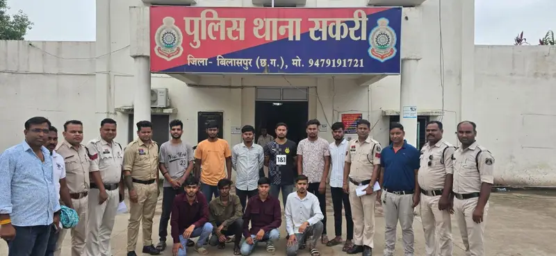 बीच सड़क पर बुलेट ख़डी कर काटा केक,,पुलिस ने किया गिरफ्तार, बाइक जब्त,,
