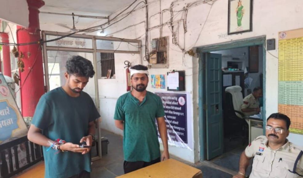 कोतवाली थाना क्षेत्र बना अपराध गढ़ -आये दिन मारपीट, लूट, हत्या जैसी वारदातो से सहमा क्षेत्र, अपराधियों मे नहीं रहा पुलिस का ख़ौफ़,देर रात खाना लेकर लौट रहे छात्रों पर हमला, चाकू-डंडे से वार कर किया लहूलुहान,,