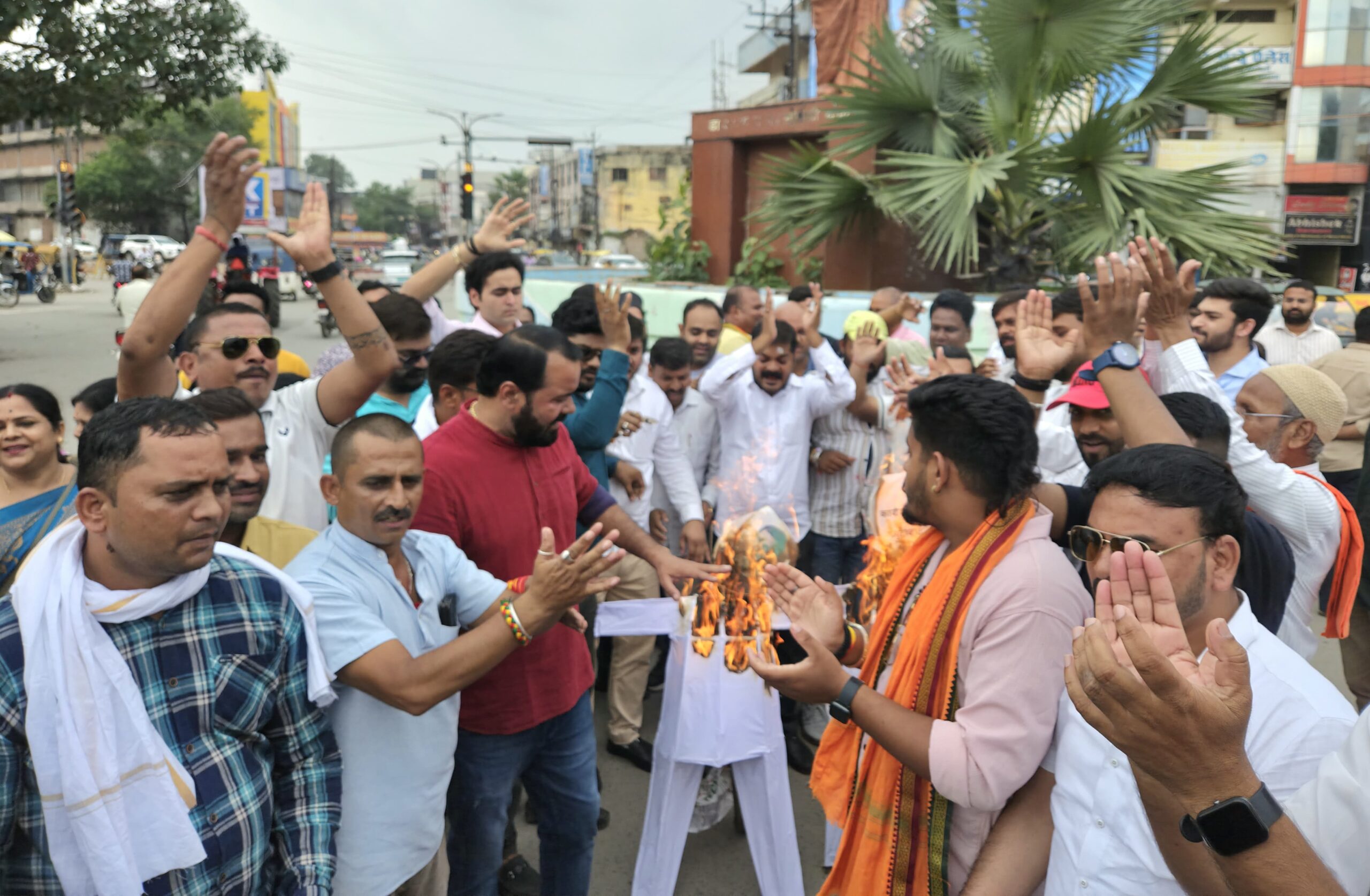 युवामोर्चा ने कांग्रेस और राहुल गांधी का पुतला फूंका