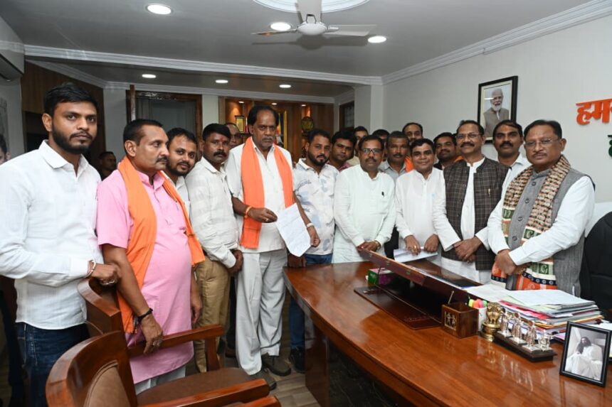 लाखो का घोटाला करने वाले घोटालेबाज कांग्रेस विधायक बालेश्वर साहू की तुरंत गिरफ्तारी की मांग लेकर मुख्यमंत्री साय से मिले भाजपा कार्यकर्ता और क्षेत्रवासी