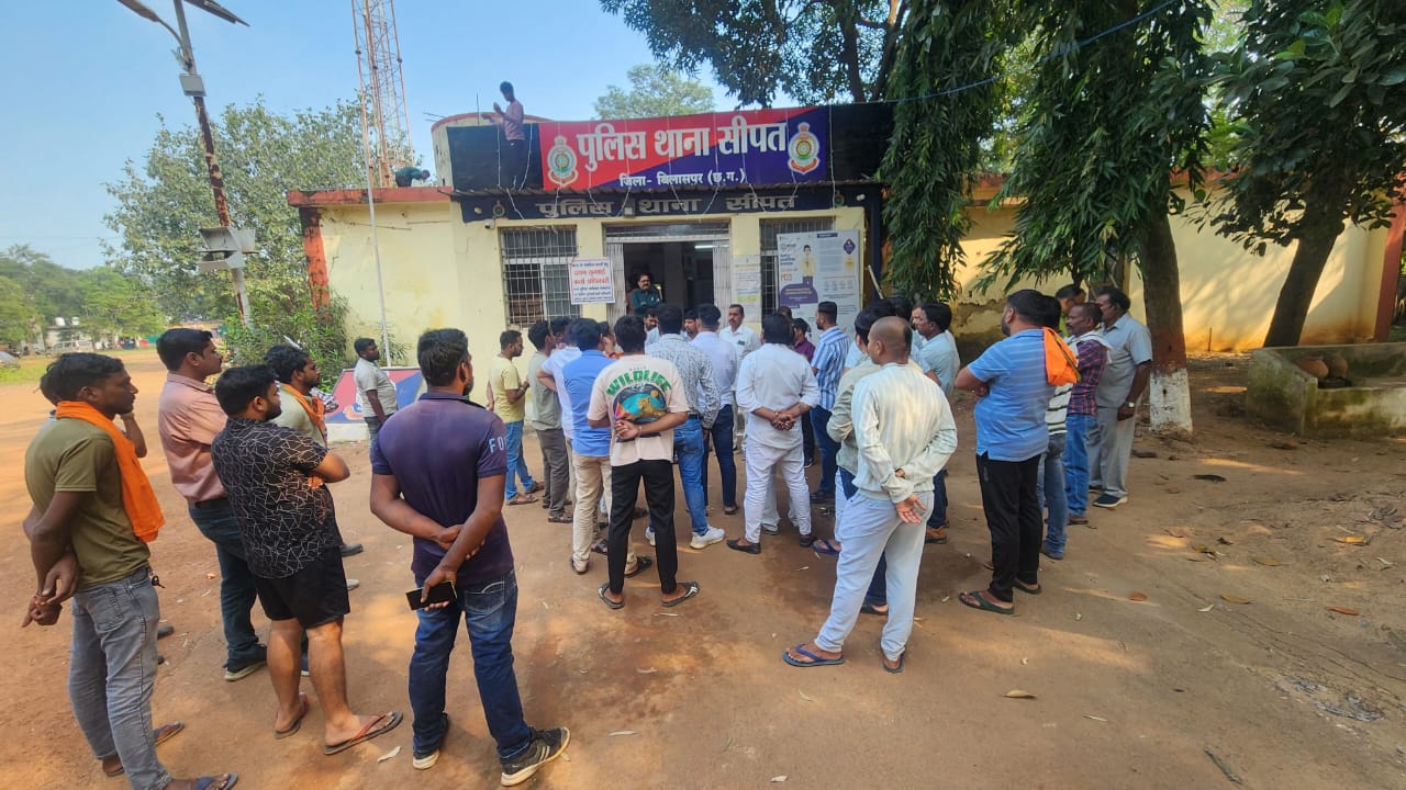 सीपत थाने में शौचालय के गेट रूप में इस्तेमाल किया जा रहा, प्रधानमंत्री नरेंद्र मोदी, मुख्यमंत्री विष्णुदेव साय और छत्तीसगढ़ शासन का बैनर, भाजपायों ने मचाया हंगामा थाना प्रभारी पर कड़ी कार्यवाही की जिद में अड़े