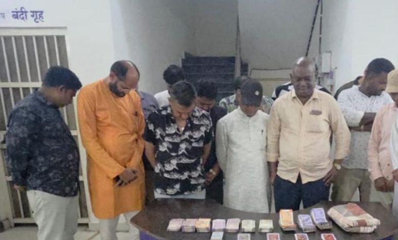 होटल में जुआ खेलते 14 रसूखदार गिरफ्तार, 2.17 लाख रुपए जप्त,,,