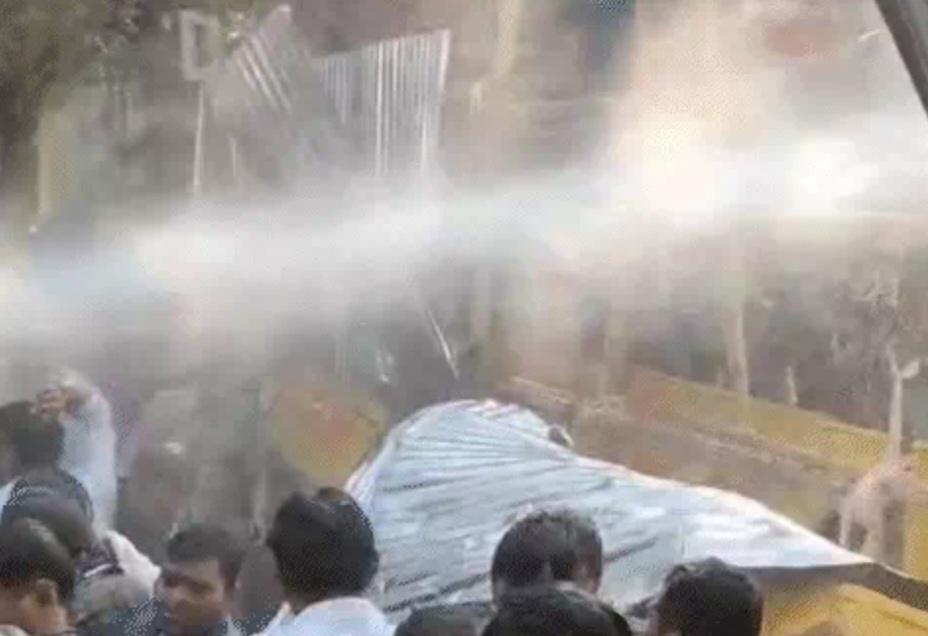 बिलासपुर में कलेक्ट्रेट घेरा,, बिजली बिल, धान खरीदी, जर्जर सड़के और रजिस्ट्री शुल्क को लेकर कांग्रेस का प्रदर्शन,बैरीकेड टूटा,, वाटर कैनन से पुलिस ने भीड़ को रोका