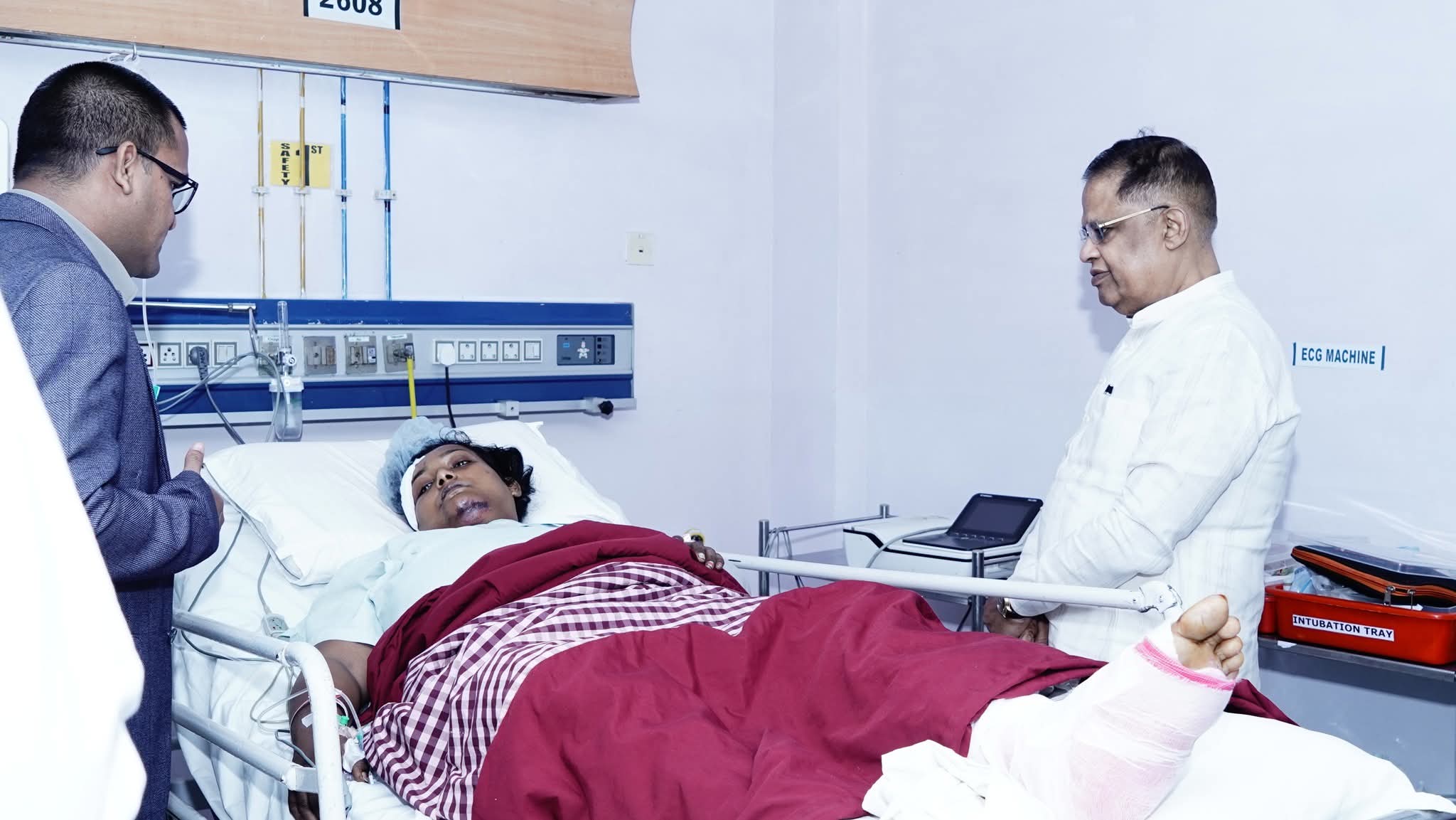 रेल हादसे के घायलों से मिले नगर विधायक अमर अग्रवाल, अस्पतालों में उपचार की स्थिति का लिया जायजा