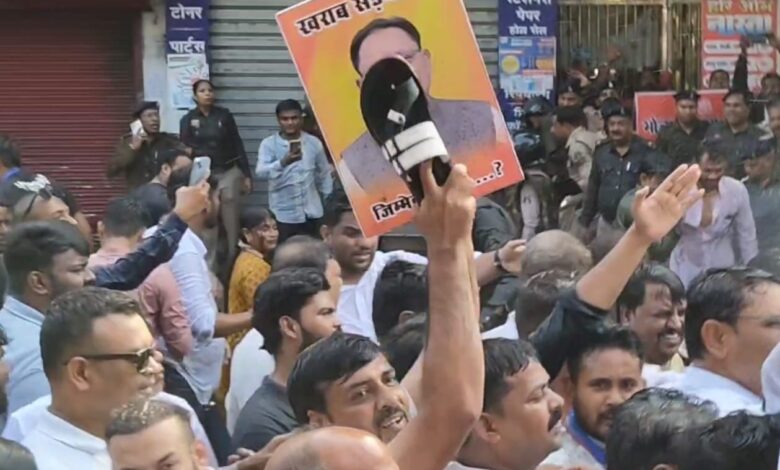 बिलासपुर मे कांग्रेसियों का प्रदर्शन, जनहित का मुद्दा पीछे छुटा ? मुख्यमंत्री के फोटो को चप्पल मारने की घटना से मचा राजनीतिक तूफान, प्रदेश में कांग्रेस की कार्यशैली पर सवाल 