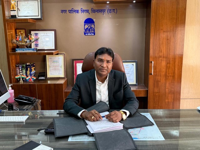 बिलासपुर निगम कमिश्नर प्रकाश कुमार सर्वे ने संभाला पदभार, स्मार्ट सिटी और मूलभूत सुविधाओं पर फोकस देने की बात कही