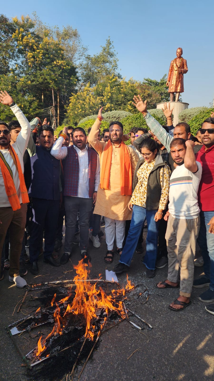 भाजयुमो ने फूंका भूपेश बघेल और टी एस सिंहदेव का पुतला,, कांग्रेस पार्टी के नेता भगवान श्री राम के विरोधी हैं -ऋषभ चतुर्वेदी