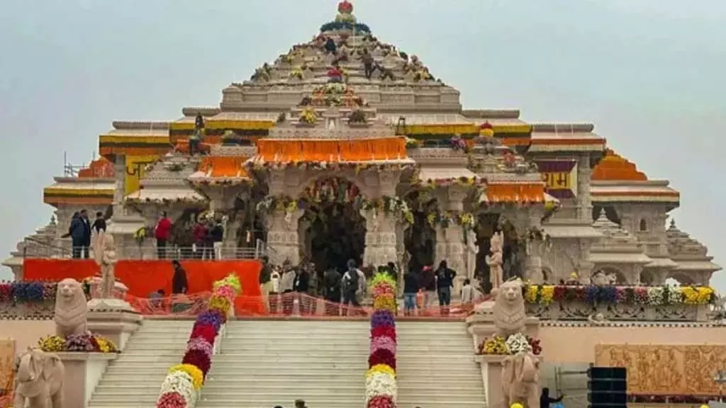 अयोध्या राम मंदिर में कश्मीरी युवक द्वारा नमाज पढ़ने की कोशिश,सुरक्षा कर्मियों ने घेर कर पकड़ा,
