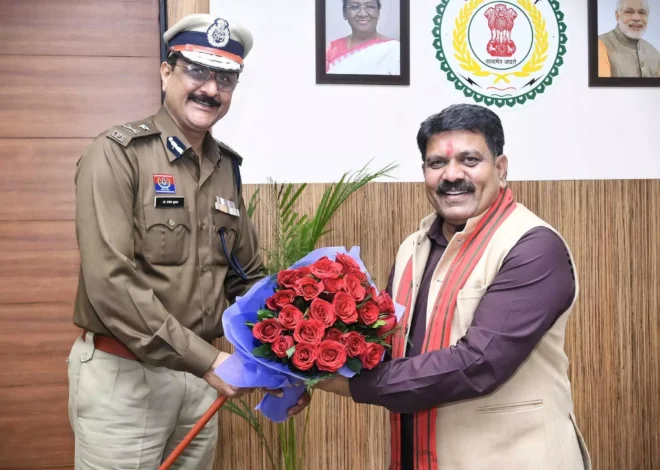 गृहमंत्री विजय शर्मा से रायपुर पुलिस कमिश्नर संजीव शुक्ला ने की मुलाकात,