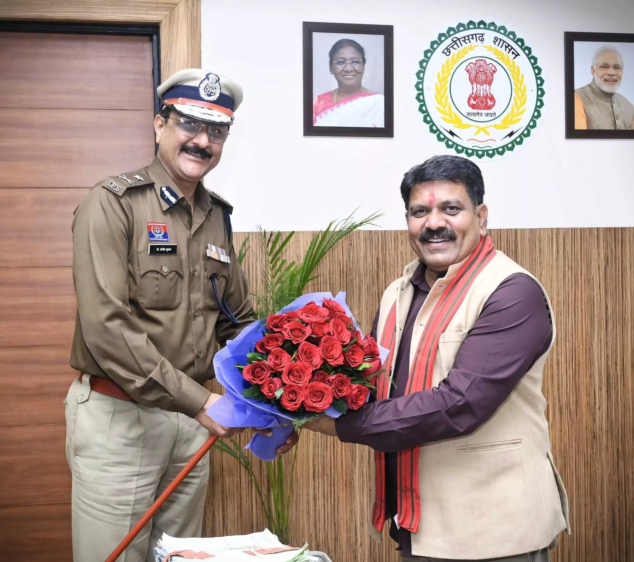गृहमंत्री विजय शर्मा से रायपुर पुलिस कमिश्नर संजीव शुक्ला ने की मुलाकात,