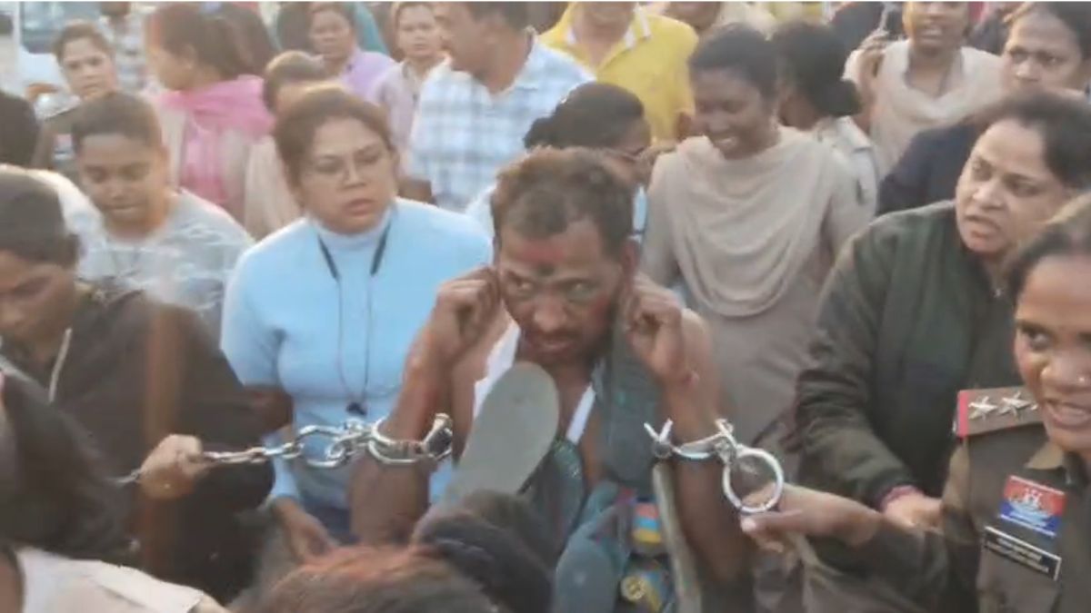 तमनार हिंसा मामले में बड़ी कार्रवाई : महिला आरक्षक के कपड़े फाड़ने वाला मुख्य आरोपी गिरफ्तार, पुलिसकर्मियों ने मुंह पर पोती कालिख, जूते-चप्पलों की माला पहनाकर निकाला जुलूस,