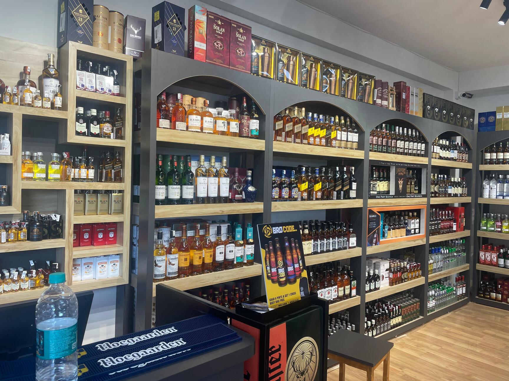 छत्तीसगढ़ मे सरकार शराब पर मेहरबान,बार लाइसेंस राशि हुई कम, स्वास्थ्य और शिक्षा के क्षेत्र मे सरकार विफल, शराब पर मेहरबानी आखिर क्या मजबूरी?