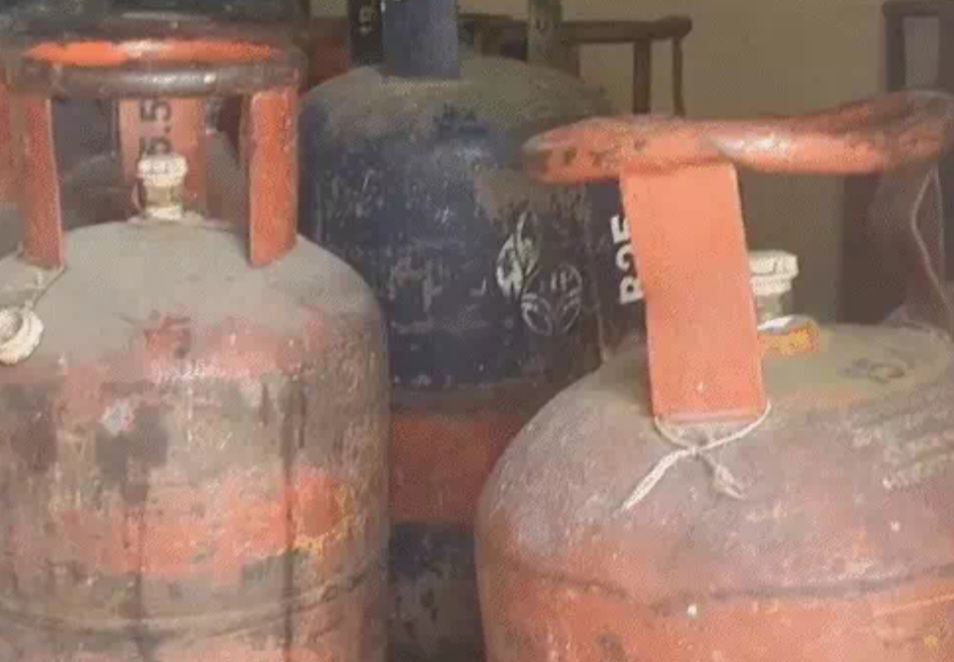 10- 12 दिन की वेटिंग से उपभोक्ता परेशान,छत्तीसगढ़ में एलपीजी संकट, एजेंसियों के बाहर लंबी कतारें