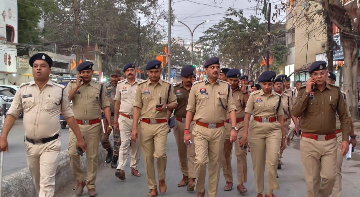 बिलासपुर पुलिस का फ्लैग मार्च, अपराधियों को सख्त संदेश
