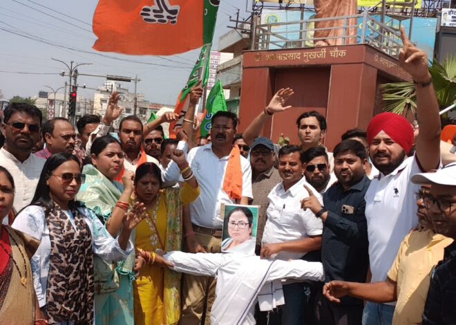 भारतीय जनता पार्टी अनुसूचित जनजाति मोर्चा ने पश्चिम बंगाल की मुख्यमंत्री ममता बनर्जी का पुतला फूंका,,