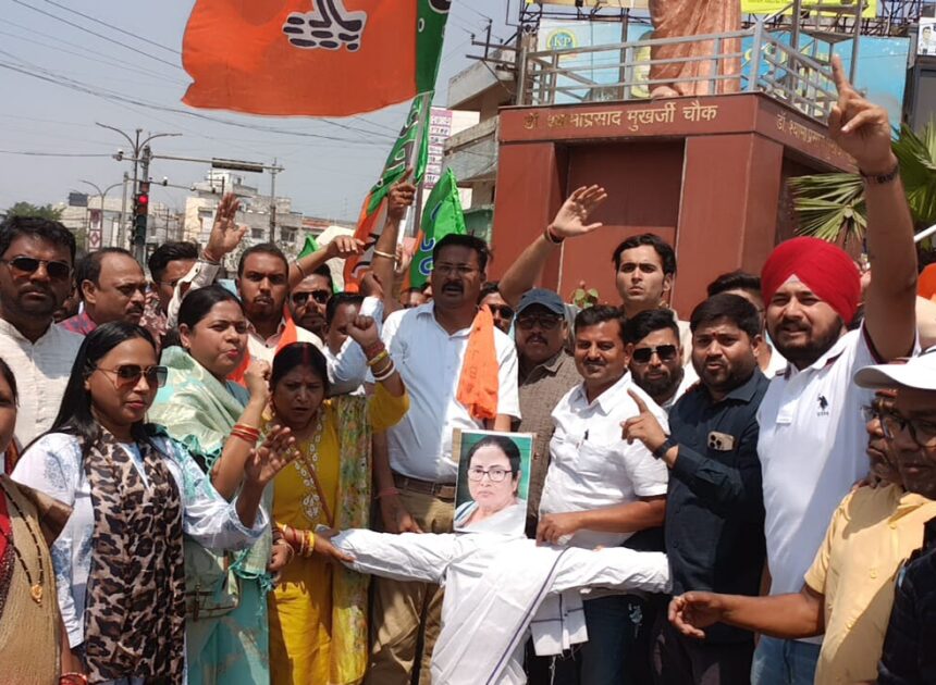 भारतीय जनता पार्टी अनुसूचित जनजाति मोर्चा ने पश्चिम बंगाल की मुख्यमंत्री ममता बनर्जी का पुतला फूंका,,