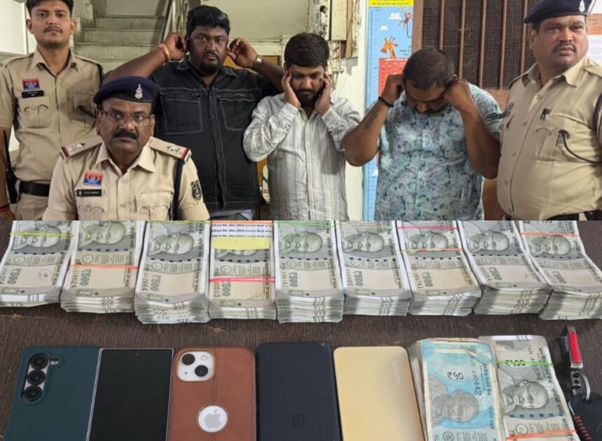 लक्जरी कार मे ऑनलाइन सट्टा – 3 सटोरियों का विकेट गिरा ,,17 लाख की जप्ती,,