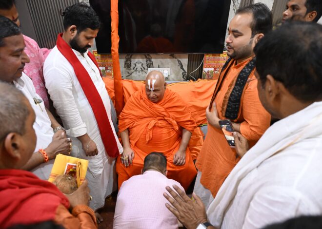 जनसेवा और आध्यात्म का संगम: सुशासन तिहार में समस्याओं का समाधान, स्वामी रामभद्राचार्य महाराज से अमर अग्रवाल ने लिया आशीर्वाद