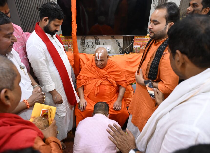जनसेवा और आध्यात्म का संगम: सुशासन तिहार में समस्याओं का समाधान, स्वामी रामभद्राचार्य महाराज से अमर अग्रवाल ने लिया आशीर्वाद
