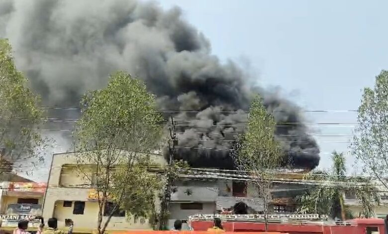 BIG BREAKING -तेल गोदाम मे लगी भीषण आग – लाखों का तेल जलकर ख़ाक,, शार्ट सर्किट की आशंका
