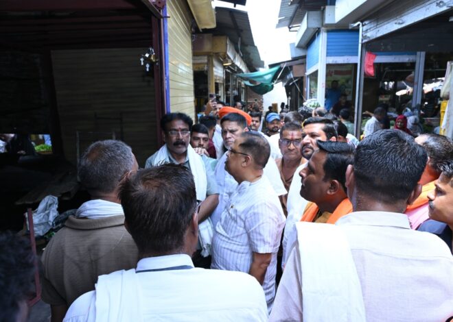 आगजनी से प्रभावित व्यापारियों के बीच पहुंचे विधायक अमर अग्रवाल, नुकसान का लिया जायजा