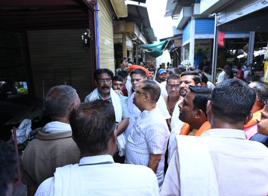 आगजनी से प्रभावित व्यापारियों के बीच पहुंचे विधायक अमर अग्रवाल, नुकसान का लिया जायजा