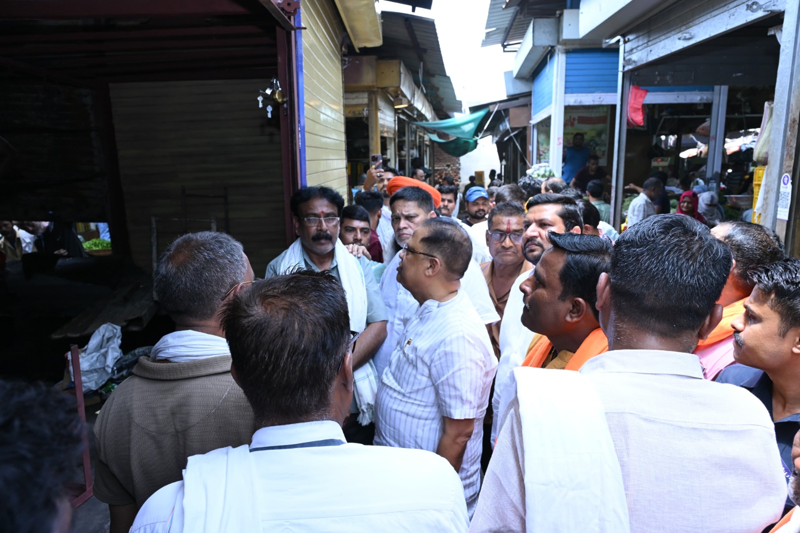 आगजनी से प्रभावित व्यापारियों के बीच पहुंचे विधायक अमर अग्रवाल, नुकसान का लिया जायजा