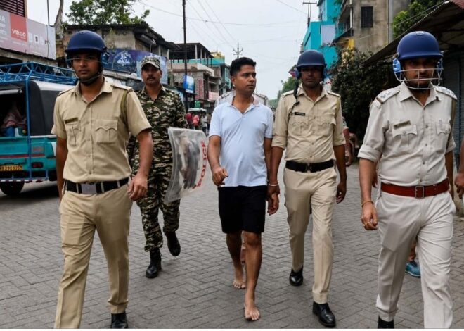 पश्चिम बंगाल में टीएमसी नेता जहांगीर खान का हाफ पैंट में पुलिस ने निकाला जुलूस