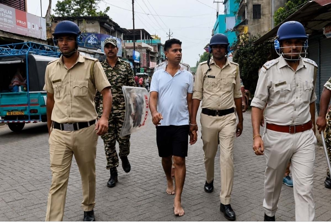 पश्चिम बंगाल में टीएमसी नेता जहांगीर खान का हाफ पैंट में पुलिस ने निकाला जुलूस
